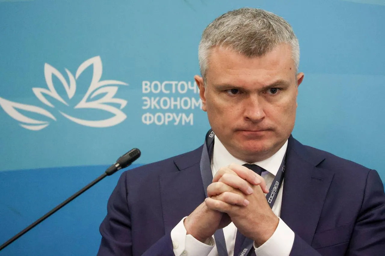 Зампреда ВЭБ РФ Артёма Довлатова обвинили в злоупотреблении полномочиями сообщил РБК Член совета директоров Корпорация развития Дальнего Востока и Арктики стал фигурантом уголовного дела Следственные действия по делу Довлатова шли 27 апреля Через несколько дней суд в Москве по ходатайству следствия отправил топ менеджера под домашний арест на два месяца Решение суда вступит в силу 5 мая пишет РБК со ссылкой на источники Уголовное дело связано с эпизодами 2016 года Санкция статьи о злоупотреблении должностными полномочиями ч 3 ст 285 УК предусматривает наказание до 10 лет лишения свободы Артему Довлатову 46 лет Заместителем председателя ВЭБ РФ работает с декабря 2020 года ТАСС Подписаться на ДП в Telegram MAX