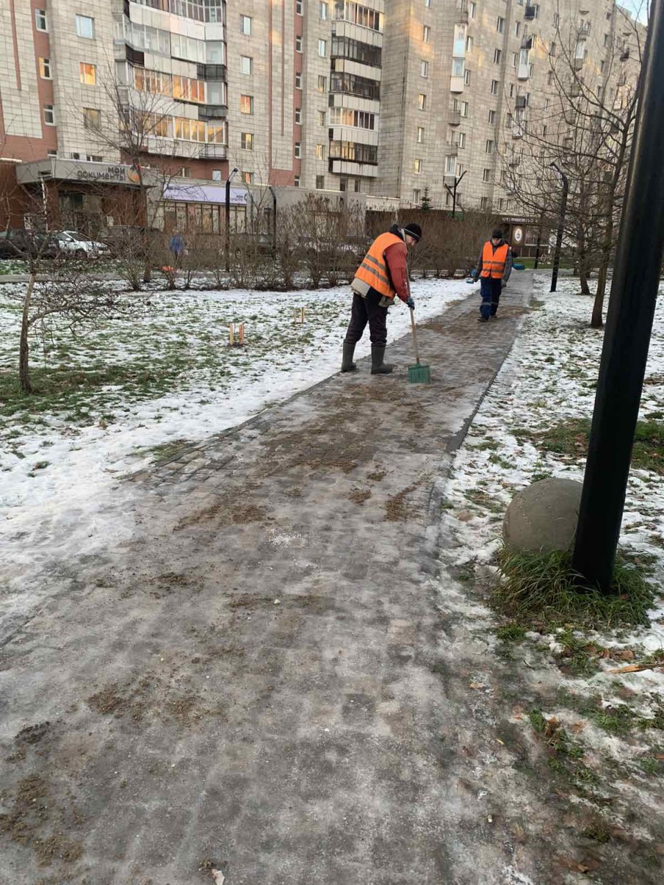 На улицах Архангельска усилена противогололедная обработка  Глава города Дмитрий Морев рассказал, как организована работа в сложившихся погодных условиях.  Резервную технику уже ночью вывели на обработку тротуаров от гололеда. Сейчас задача № 1 – минимизировать последствия перехода температуры через 0 градусов.    В приоритете – остановки общественного транспорта, пешеходные пути в поликлиники, садики и школы. Наши муниципальные предприятия «Городское благоустройство» и «Чистый город» оперативно вышли на посыпку песком дорожек в скверах, парках и аллеях. В первую очередь работа выполняется на транзитных участках, где всегда большой поток пешеходов, - пояснил Дмитрий Морев.  Администрациям округов глава Архангельска поручил связаться с руководством управляющих компаний, которые должны обеспечить безопасность на придомовых территориях.