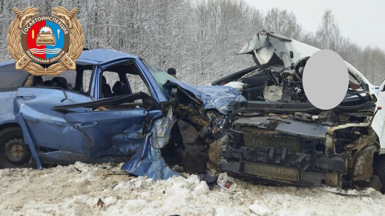 Смертельное ДТП в Родниковском районе один человек погиб двое в больнице В минувшие выходные на трассе Ковров Шуя Кинешма произошла серьёзная авария Водитель Лады Веста 41 год выехал на встречную полосу и врезался в автомобиль Шевроле Клан За рулём Шевроле был 38 летний мужчина Итоги ДТП трагичны водитель Лады скончался на месте до приезда скорой водитель Шевроле и его 40 летний пассажир получили травмы и были доставлены в больницу Подписаться Прислать новость