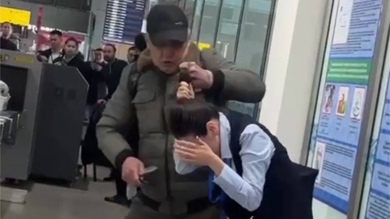 В Алматы завершилось судебное разбирательство о захвате заложницы в аэропорту Алматы. Суд признал Машрабека Баратова виновным в захвате заложницы, хулиганстве с применением оружия и заведомо ложном сообщении об акте терроризма. Он приговорён к 10 годам и 6 месяцам лишения свободы, сообщает «Informburo.kz». 7 марта в аэропорту Алматы Баратов напал на сотрудницу предполётного досмотра и угрожал ей ножом. Через несколько минут его обезвредил другой мужчина Муса Абдраим, которого позже президент представил в государственной награде «За отвагу». По версии следствия, Баратов не только схватил потерпевшую, но и угрожал взорвать аэропорт, заявляя, что в его сумке находится бомба. Подсудимый утверждал, что не собирался никому вредить, а нож, с которым его задержали, якобы предназначался для нарезки колбасы. Баратов в суде объяснил свой поступок «тяжёлой жизненной ситуацией»: по его словам, он третий месяц не получал зарплату и не мог рассказать об этом семье. В прошлом году в автобусе Баратов ударил женщину, и в декабре 2024 года суд приговорил его к одному году ограничения свободы. Этот неотбытый срок суд добавил к новому приговору и таким образом мужчина должен будет провести в тюрьме 11 лет.