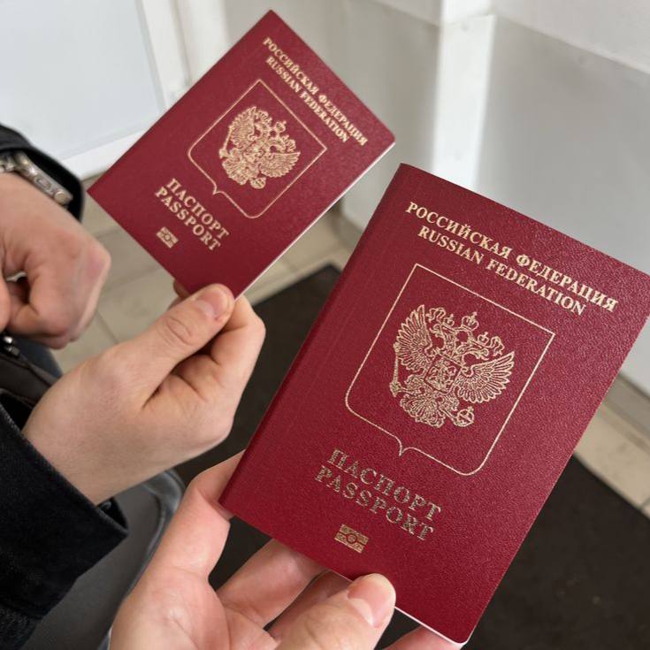 Хабаровчане столкнулись с проблемой недействительных загранпаспортов Некоторые жители Хабаровска обнаружили что их загранпаспорта признаны недействительными из за записей ручкой Раньше такие документы проходили проверку в старом терминале но новая система в обновлённом аэропорту их больше не принимает Оказалось что 6000 паспортов изготовлены с ошибками Владельцев сейчас уведомляют сотрудники погранслужбы При возникновении такой проблемы хабаровчане должны лично посетить отделение полиции или МФЦ для оформления нового загранпаспорта Хабаровскоп уже в MAX