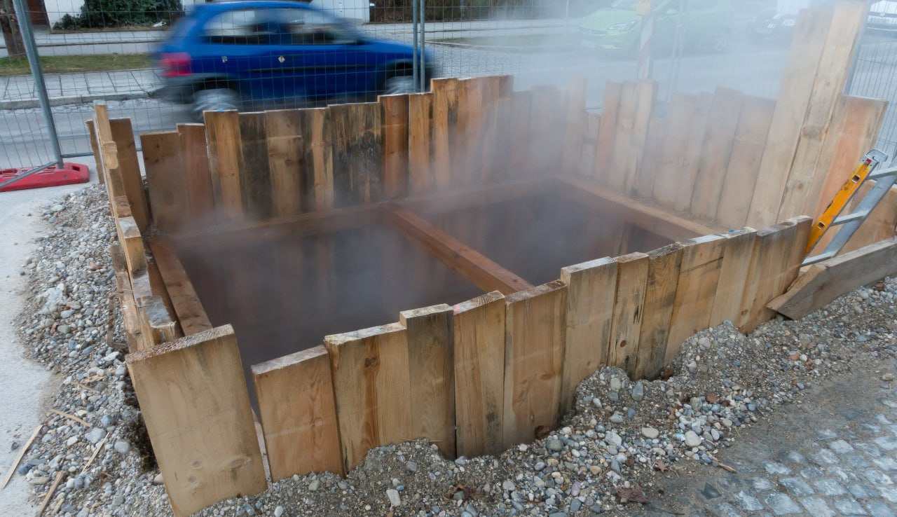 Тепловые сети в некоторых городах страны изношены на 70 при этом темпы их обновления почти вдвое отстают от плановых показателей Такая оценка содержится в материалах совещания комитета Госдумы по энергетике пишут Известия Деградация теплосетевой инфраструктуры приводит к росту аварийности основное количество аварий в системе централизованного теплоснабжения до 80 происходит именно на сетях с высоким уровнем износа При этом совокупный износ сетей продолжает расти Ежегодно аварийными признаются около 3 сетей тогда как обновляется всего 2 2 сетей вместо 5 запланированных в Стратегии развития ЖКХ По данным Ростехнадзора сегодня в России более 41 млн человек около 35 населения страны проживает в населенных пунктах с малонадежными и ненадежными системами теплоснабжения