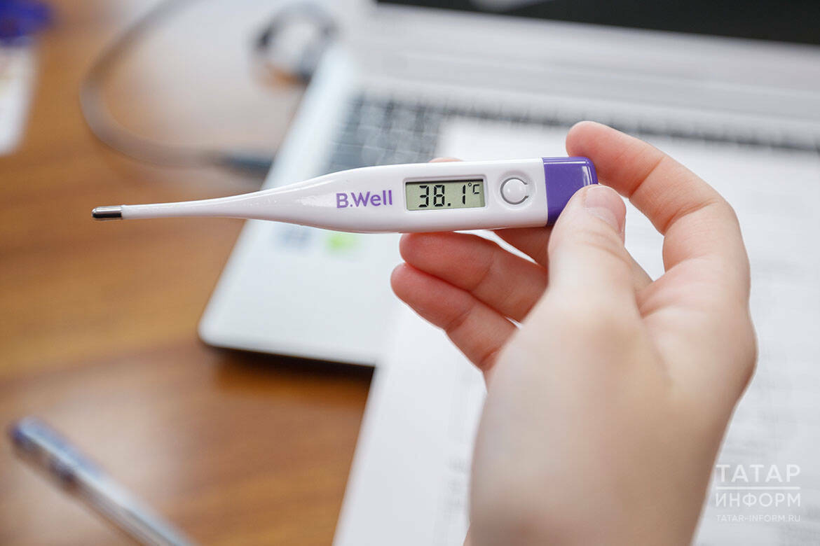 За неделю число заболевших ОРВИ и гриппом в Татарстане выросло на 44 С 10 по 16 ноября в Татарстане гриппом и ОРВИ заболели 8982 человека Это на 44 больше чем на прошлой неделе но ниже эпидемиологического порога на 35 Об этом сообщает пресс служба Роспотребнадзора по РТ Больше всего заболевших среди школьников 7 14 лет их число выросло на 85 Это связывают с похолоданием и тем что дети вернулись с каникул в школы Пока циркулируют в основном вирусы которые вызывают обычную простуду а не грипп От гриппа уже привито более 1 8 миллиона жителей республики это почти 49 всего населения За эту же неделю выявили 109 случаев коронавируса Это на 17 больше чем неделей ранее Дети болеют чаще потому что их иммунитет еще формируется а вирусы легко распространяются в школах и садах Главные меры защиты  соблюдать гигиену чаще мыть руки  вести здоровый образ жизни  сделать прививку от гриппа  Подпишитесь на iatatarinform Читайте нас в МАХ