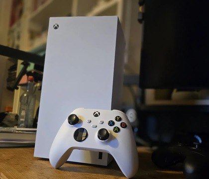 Microsoft планирует в очередной раз поднять стоимость консолей Xbox Series из за дефицита памяти MLID Тематическое издание ITHome со ссылкой на инсайдера Moore s Law is Dead сообщает что дефицит на рынке памяти может повлечь за собой очередное подорожание актуальных консолей из семейства Xbox Дело в том что Microsoft не успела подготовить достаточный запас чипов памяти стандарта GDDR6 использующихся в производстве приставок Xbox Series S и Xbox Series X