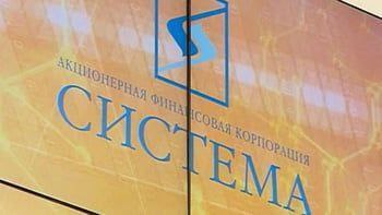 АФК Система планирует скорректировать дивполитику АФК Система планирует скорректировать свою дивидендную политику сообщил журналистам основатель корпорации Владимир Евтушенков Конечно будет корректировать дивполитику ИФ сказал Евтушенков отвечая на соответствующий вопрос Действующая дивполитика АФК принятая весной 2024 года рассчитана на 2024 2026 годы Документ предусматривает что в 2024 году целевой размер дивиденда должен быть не менее 0 52 рубля на обыкновенную акцию При этом темпы роста дивидендных выплат в 2025 2026 гг допускаются в диапазоне 25 50 к предыдущему году На потенциальное увеличение выплат будут влиять факторы связанные с финансовым положением Системы уточняли в АФК Кроме того документ предусматривает что при условии существенного сокращения внешнего долга совет директоров может рекомендовать выплату дивидендов в размере до 50 от FCF за отчетный год afks trader book