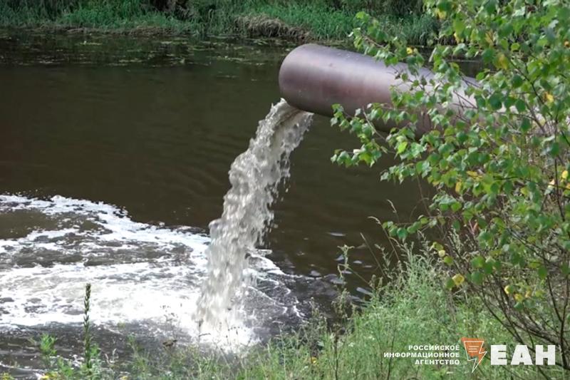 В Челябинской области суд обязал коммунальщиков выплатить 80 млн рублей за вред природе Такую сумму взыскали с муниципального унитарного многоотраслевого предприятия коммунального хозяйства Озерска по иску Уральского межрегионального управления Росприроднадзора Надзорный орган требовал с коммунальщиков более 100 млн рублей за негативное воздействие на окружающую среду в 2021 2023 годы Поводом для иска стало попадание повышенного количества загрязняющих веществ в реку Теча из за ненормативного состояния очистных сооружений предприятия Иск удовлетворили частично Суд постановил взыскать 53 млн рублей за негативное воздействие и неустойку на сумму 27 4 млн рублей Подписаться на канал ЕАН Челябинск