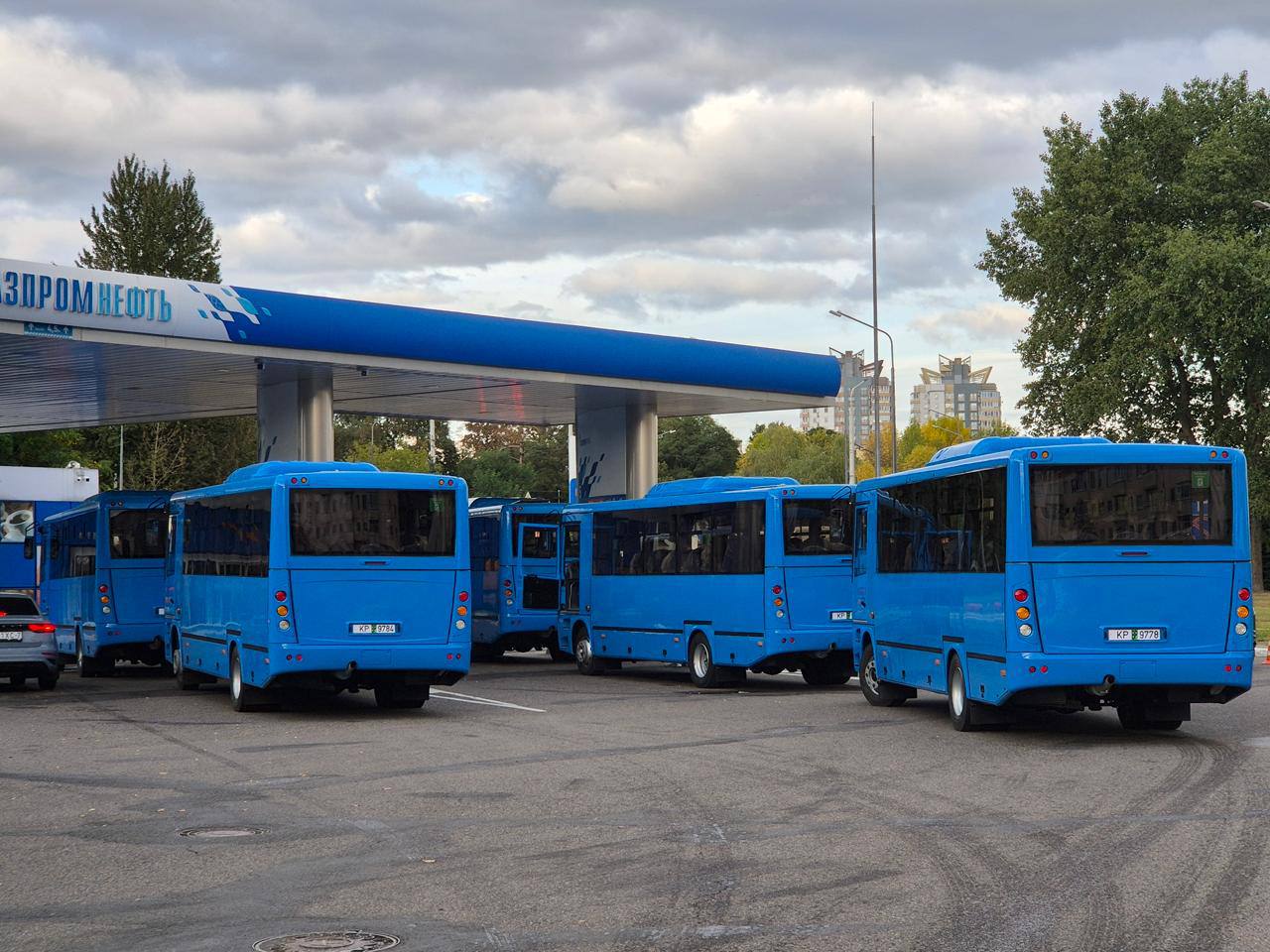 На прошлой неделе МАЗ 257 были замечены на одной из белорусских заправок и вызвали волну обсуждений в сети Кому же они предназначены Рассказываем   Эти автобусы часть поставки во Владивосток В общей сложности Минский автозавод направил дальневосточному городу России 14 единиц МАЗ 257 надежных современных и готовых к работе в непростых климатических условиях Четыре из них уже прибыли к заказчику