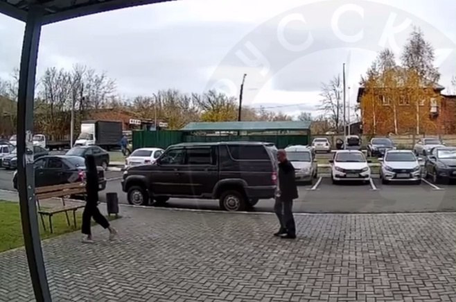 В Оренбурге мужчина якобы преследовал 10 летнюю девочку Ситуация попала на камеры видеонаблюдения Утверждается что произошло все на ул Юркина Запись опубликовала Русская община Оренбург На ней видно что некий мужчина подошел к ребенку Когда девочка бросилась к подъезду он пошел за ней затем зашел в лифт и вышел на этаже В подписи к видеозаписи утверждается что мужчина высказывал девочке предложения интимного характера и был уже не первый раз замечен жителями этого микрорайона за странными занятиями и вниманием к детям Урал56 Ру в MAX