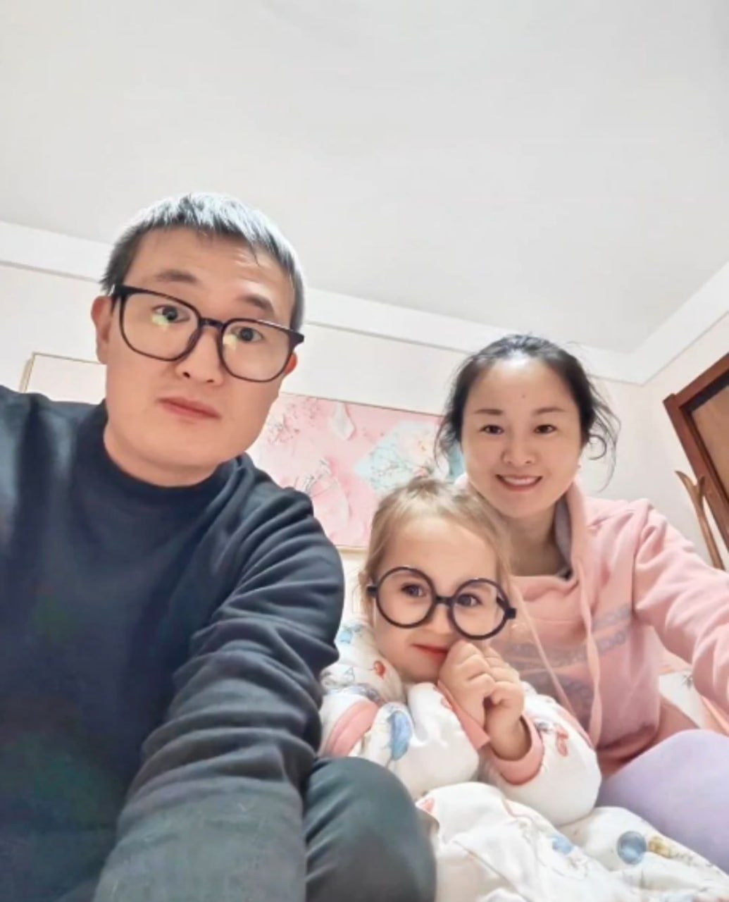 У китайской пары родилась СВЕТЛОВОЛОСАЯ голубоглазая девочка это самая хайповая история в иностранных соцсетях прямо сейчас Сначала семья думала что ребёнка могли подменить в роддоме но тест ДНК показал что и отец точно родной В итоге родители начали копаться в генеалогическом древе и нашли русские корни у одного из дедов отца После того русского деда в семье рождались мальчики но только сейчас славянские гены дали о себе знать Теперь девочка с уникальной внешностью завирусилась на весь Китай и её завалили рекламными офферами Лицо бати сразу после рождения дочки представили Поддержать канал kgbchanel ВКонтакте