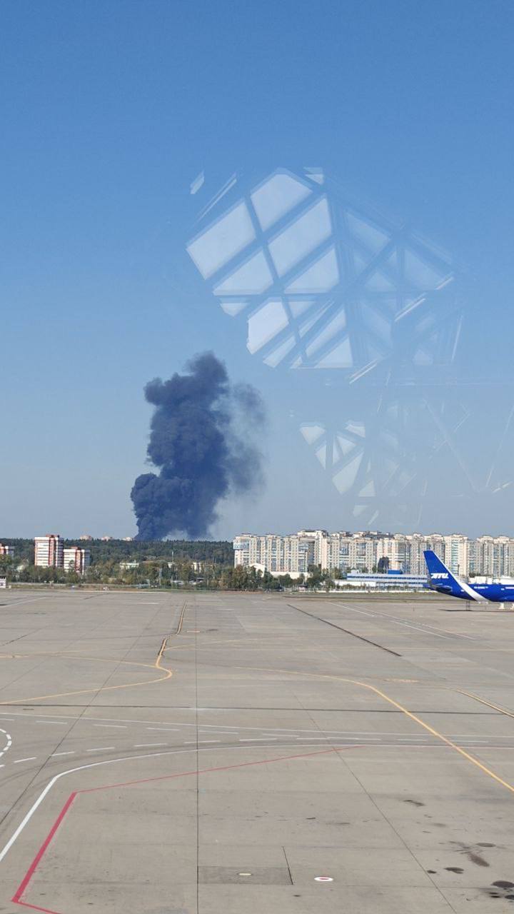 В районе Одинцово возник масштабный пожар.  Пока неясно, что находится в огне.