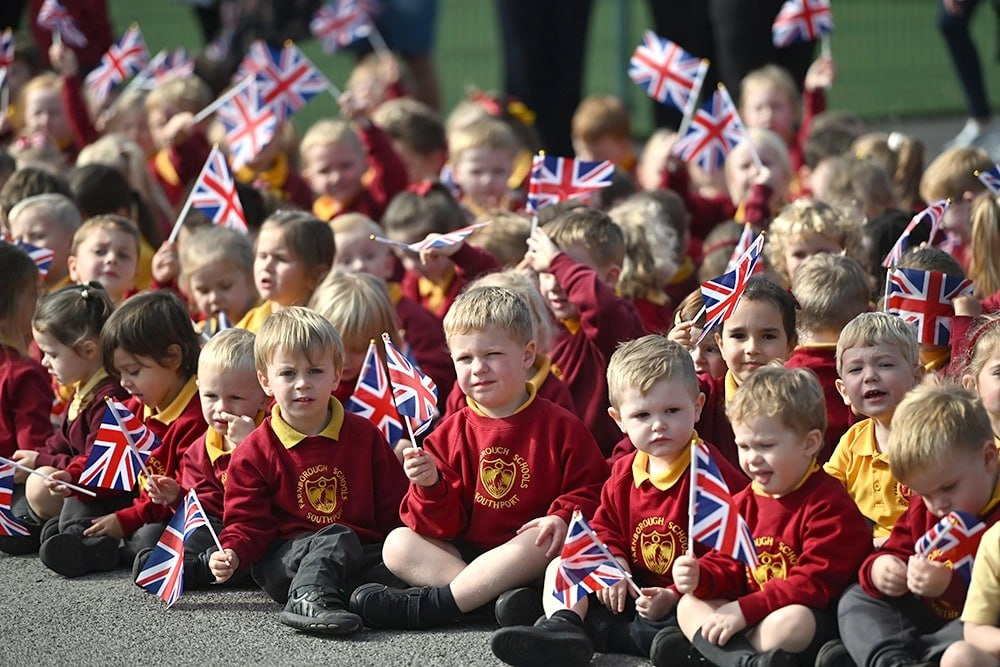 В Англии рекомендовали разрешать школьникам менять гендер с 4 лет Лейбористская партия Британии к которой принадлежит действующий премьер министр страны Кир Стармер выпустила новый список рекомендаций для школ в котором в отдельных случаях детям разрешается менять социальный пол то есть называть себя другими местоимениями и считать себя представителем другого пола уже с четырех лет движение ЛГБТ запрещено в РФ Отдельно подчеркивается что туалеты и раздевалки должны использоваться в соответствии с полом ребенка который записывается школой например для организации совместных выездов чтобы селить мальчиков и девочек отдельно Однако если ребенок настаивает на том что не хочет ходить именно в этот туалет то нужно предоставить ему третий вариант Подписаться на Российскую газету в Читать нас в MAX