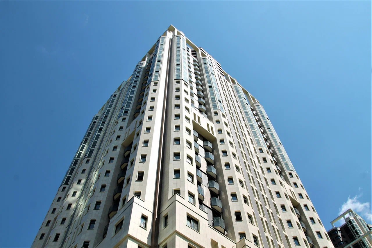 Работа по Дорожной карте проблемных объектов в столице полностью завершена В конце ноября и начале декабря введены в эксплуатацию столичные долгострои жилые комплексы Академ Палас в районе Тропарево Никулино и Квартал Триумфальный в районе Фили Давыдково   Глава Мосгосстройнадзора Антон Слободчиков сообщил что в настоящее время оба дома исключены из Единого реестра проблемных объектов Суммарно в них восстановлены права порядка 450 пострадавших граждан которые сейчас ожидают получения ключей от своих квартир   ЖК Академ Палас состоит из трех 38 этажных корпусов башен объединенных стилобатом В нем предусмотрено 718 квартир и четырехуровневый подземный паркинг на 1058 машино мест   ЖК Квартал Триумфальный включает шесть секций рассчитанных на 415 квартир а также двухуровневый подземный паркинг на 293 машино места Прежние застройщики не смогли реализовать оба проекта поэтому Мэр Москвы Сергей Собянин принял решение о завершении строительства объектов за счет средств городского бюджета