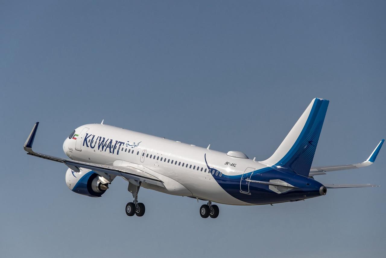 В Москву начнёт летать ещё одна авиакомпания Кувейта Речь о Kuwait Airways флагманском перевозчике этого ближневосточного государства Он официально допущен к выполнению рейсов из Эль Кувейта в Домодедово и обратно с частотой три раза в неделю начиная с 16 марта сообщил сегодня наш Минтранс В сезонном расписании московской авиагавани вылеты уже заявлены по понедельникам средам и субботам Однако это информация является предварительной и требует дополнительного подтверждения А его как раз нет ни в виде анонса от Kuwait Airways ни в виде билетов в её системе бронирования В настоящее время между столицами Кувейта и РФ ежедневные перелёты выполняет кувейтская компания Jazeera Airways вторая национальная но не государственная а частная До конца января с перерывами она летала также и в Сочи но сейчас этих рейсов нет Кроме того Jazeera Airways периодически ставит чартеры из российских городов для паломников направляющихся в Саудовскую Аравию на хадж и умру С их последующим возвращением домой разумеется Как отдельное направление Кувейт российским туристам вряд ли сильно интересен скорее как пересадочный узел для дальнейшего путешествия Кроме того для посещения Кувейта нужна виза Она не сказать что простая получается через посольство страны С недавних пор правда существует довольно приятное исключение гражданам России Белоруссии и Казахстана стало доступно оформление электронного разрешения на въезд в Кувейт при наличии в паспорте действующей туристической шенгенской американской или британской визы tripfarearea RU Подпишись