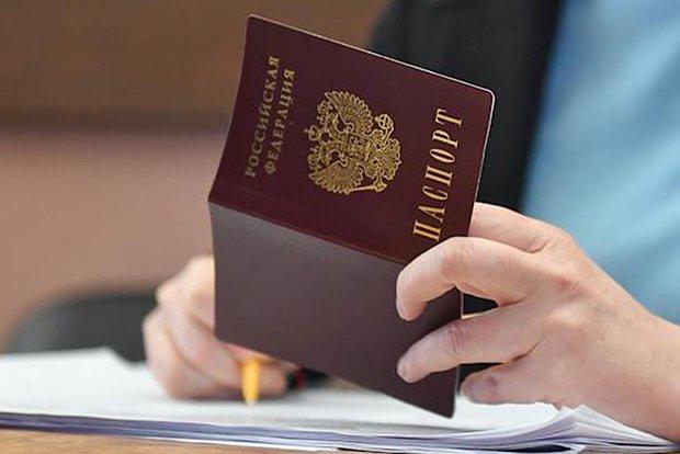 В России хотят разрешить вписывать внуков в паспорт бабушек и дедушек.  Об этом рассказал член Общественной палаты Сергей Рыбальченко. По задумке, это поможет старшему поколению решать медицинские и жилищные вопросы внуков.  Такую процедуру предлагают проводить с согласия обоих родителей    Эй, Питер!