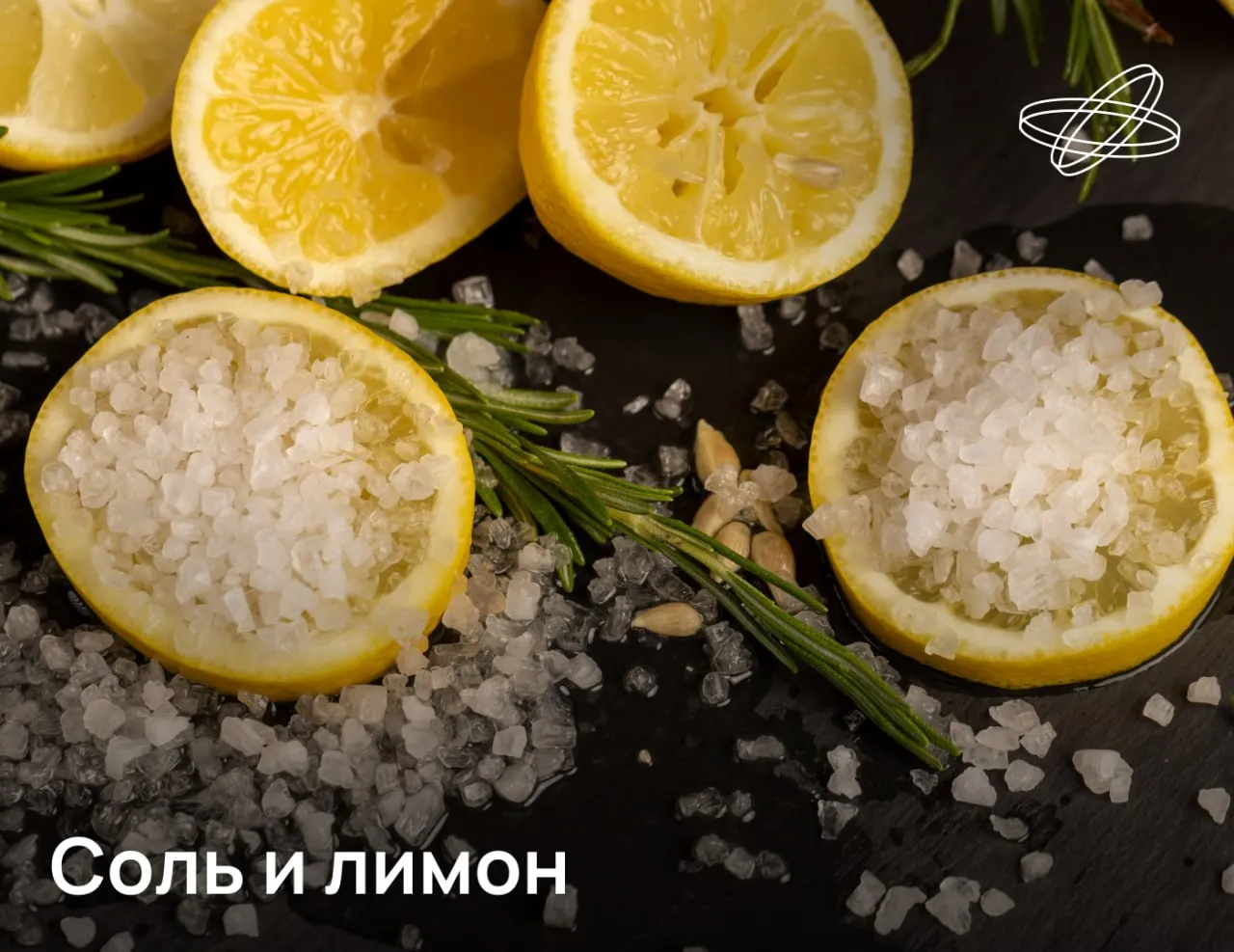 После тяжёлой работы или энергичной тренировки хочется пить Но не все напитки помогут организму восстановиться предупреждают российские учёные а некоторые могут даже навредить В Новгородском университете поставили эксперимент добровольцы в возрасте от 18 до 22 лет выполняли 25 минутную кардионагрузку после чего одна группа пила обычную воду а вторая электролитный раствор из 500 мл воды четверти чайной ложки соли ложки сахара и ложки лимонного сока Атлеты из второй группы быстрее восстанавливались меньше теряли воду после тренировки и демонстрировали низкий уровень утомляемости Вода без солей может не удерживаться в организме и усиливать выведение электролитов пояснили исследователи посоветовав принимать самодельные изотоники в жару или при высоких физических нагрузках Подписывайтесь на Наука рф в MAX Десятилетиенауки