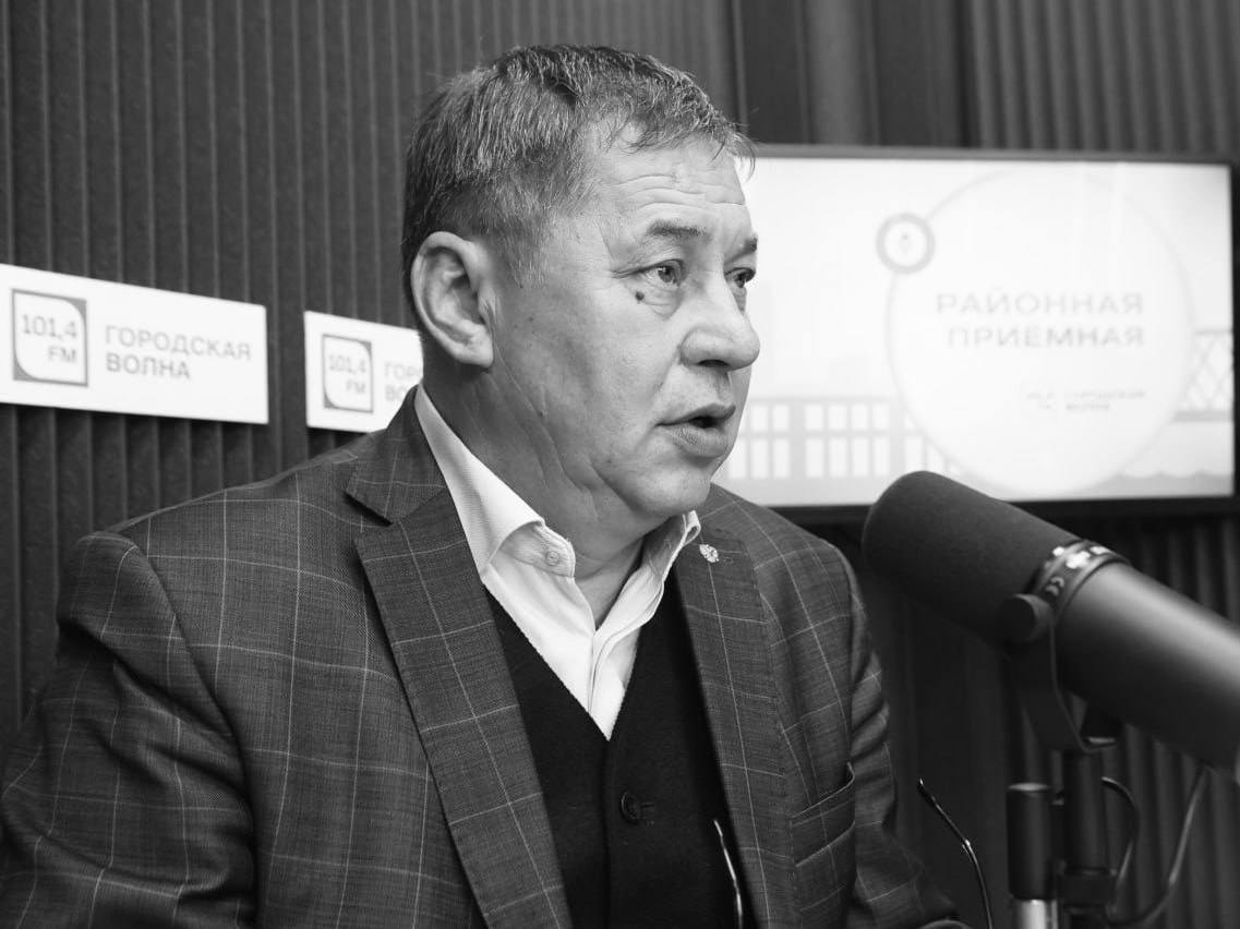 Во время охоты погиб глава Ленинского района Новосибирска Александр Гриб Инцидент произошел вечером 1 октября в лесном массиве в Доволенском районе Новосибирской области сообщает СУ СКР региона Прокуратура контролирует ход и результаты уголовно процессуальной проверки по факту произошедшего Должность главы района Александр Гриб занимал с сентября 2019 года Telegram канал мэра Новосибирска Максима Кудрявцева  Подписывайтесь на Ъ Сибирь