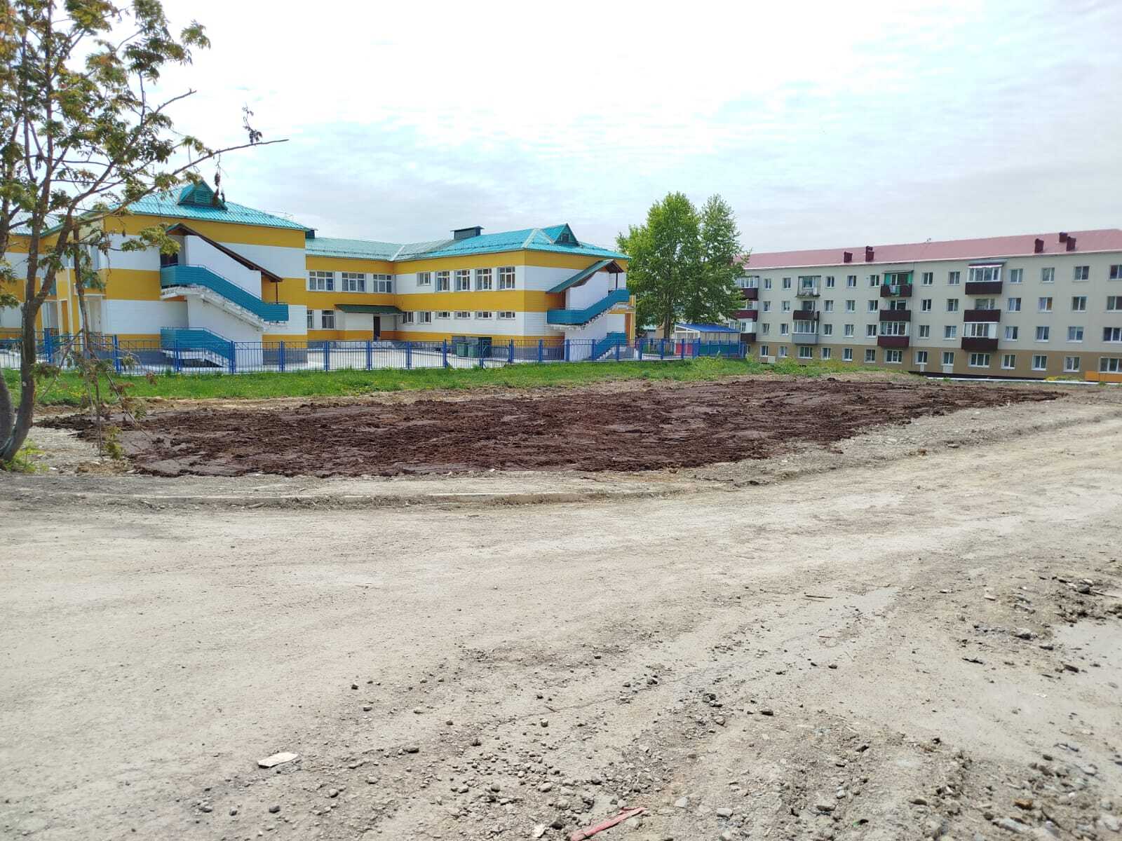 На улице Октябрьской завершён снос дома №11. Аварийное здание полностью расселили в начале этого года. Участок, на котором стоял дом, расчищен и приведён в порядок. Впоследствии он будет предложен застройщикам для строительства нового жилья. Программа по расселению аварийного жилья в Долинском районе реализуется по поручению губернатора Сахалинской области Валерия Лимаренко при поддержке регионального министерства строительства.