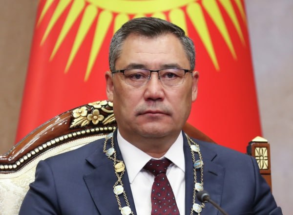 Садыр Жапаров заявил об особой духовной и исторической связи киргизов с Алтаем По словам президента Киргизии в средние века алтайские земли были для народа республики родным домом Глава государства отметил это в своём обращении к участникам международной конференции Алтай прародина тюрков К истории зарождения тюркской цивилизации Алтай это не просто географическое пространство Это священная колыбель где зарождались основы тюркской государственности культуры языка традиций и мировоззрения Здесь формировались те духовные коды которые до сих пор объединяют миллионы представителей тюркских народов по всему миру Мы особенно остро осознаем важность сохранения духовных и культурных корней Изучая Алтай мы лучше понимаем самих себя и осознаём что тюркские народы писали в мировой истории страницы побед испытаний и великих свершений сказал Жапаров Президент Киргизии также поблагодарил руководство России за организацию конференции Подпишись на Говорит Москва