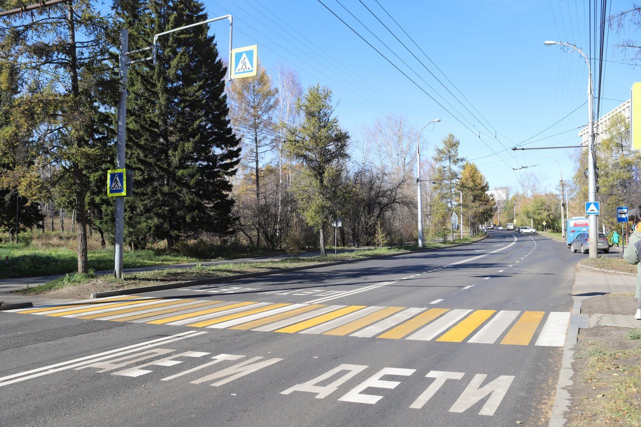 В Иркутской области в 2024 году модернизировали 187 пешеходных переходов у образовательных учреждений  На это было направлено около 280 млн рублей.  «В Иркутской области у школ, лицеев, гимназий, детских садов и учреждений дополнительного образования находится 1359 пешеходных переходов. Во время модернизации на них делают освещение, разметку, искусственные неровности, пешеходные ограждения, устанавливают дорожные знаки с мигающим желтым сигналом светофора, задача которого – привлекать внимание водителя», – сказал министр транспорта и дорожного хозяйства Иркутской области Максим Лобанов.    По госпрограмме «Развитие дорожного хозяйства» на автодорогах регионального или межмуниципального значения, модернизировали 63 пешеходных перехода в 16-ти районах.    16 пешеходных переходов в Усть-Илимске, Саянске, Ангарске, Зиме и в п. Михайловка Черемховского района модернизировали за счёт субсидии из областного бюджета.   На автодорогах местного значения модернизировали 108 пешеходных переходов.