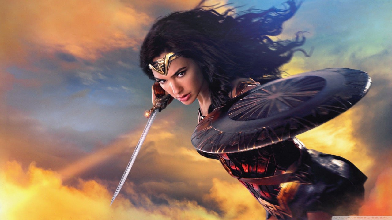  Джеймс Ганн и DC Studios готовят новую экранизацию «Чудо-женщины» В новом интервью Entertainment Weekly перед выходом фильма «Супермен» Джеймс Ганн официально подтвердил, что новый полнометражный фильм о Чудо-женщине уже находится в разработке. Ганн подтвердил, что роль Чудо-женщины в новой DCU ещё не утверждена, но уточнил слова Дэвида Заслава главы Warner Bros. Discovery . Тот ранее назвал Супермена, Бэтмена, Супергёрл и Чудо-женщину ключевыми персонажами франшизы. «Вообще, это правда. Думаю, он это услышал от меня. Я бы не сказал, что важны только эти четверо, но они действительно крайне значимы для нас. Пока я очень доволен тем, как идут дела с двумя из них, а над двумя другими мы работаем», — сказал Ганн. Премьера «Супермена» в США запланирована на 11 июля 2025 года. Постер: Warner Bros.