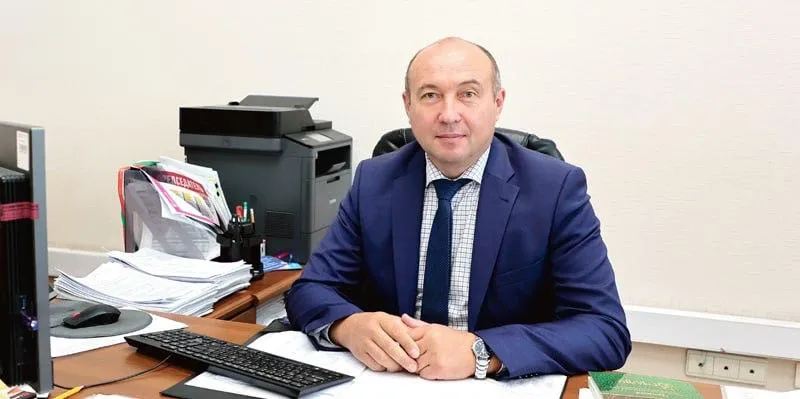 Экс министр сельского хозяйства Андрей Шинделов ранее уволенный из за многочисленных претензий получил новую должность начальника Инспекции Гостехнадзора региона   Источник НГС сообщил что экс глава Минсельхоза приступил к обязанностям 4 мая При этом на сайте Инспекции руководителем до сих пор числится Ирина Ситохина работающая в статусе и о с 9 июня прошлого года