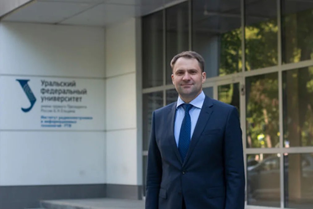 Новым ректором Уральского федерального университета назначен директор Института радиоэлектроники и информационных технологий-РТФ ИРИТ-РТФ Илья Обабков. Пока он будет работать в статусе исполняющего обязанности. Приказ в назначении уже подписан, однако официальных заявлений вуз пока не делал. Полномочия ректора УрФУ Виктора Кокшарова истекают 29 мая. Он возглавлял вуз с 2010 года, с момента объединения УрГУ и УГТУ-УПИ. На заседании наблюдательного совета 15 мая его избрали президентом вуза. При этом вопрос о назначении ректора перенесли. Конкурентом Ильи Обабкова выступил первый проректор по экономике и стратегическому развитию Даниил Сандлер. Конкуренция была реальной, назначение Сандлера лоббировал председатель набсовета, миллиардер Дмитрий Пумпянский, а Обабков считает креатурой министра образования и науки Валерия Фалькова. : rtf.urfu.ru