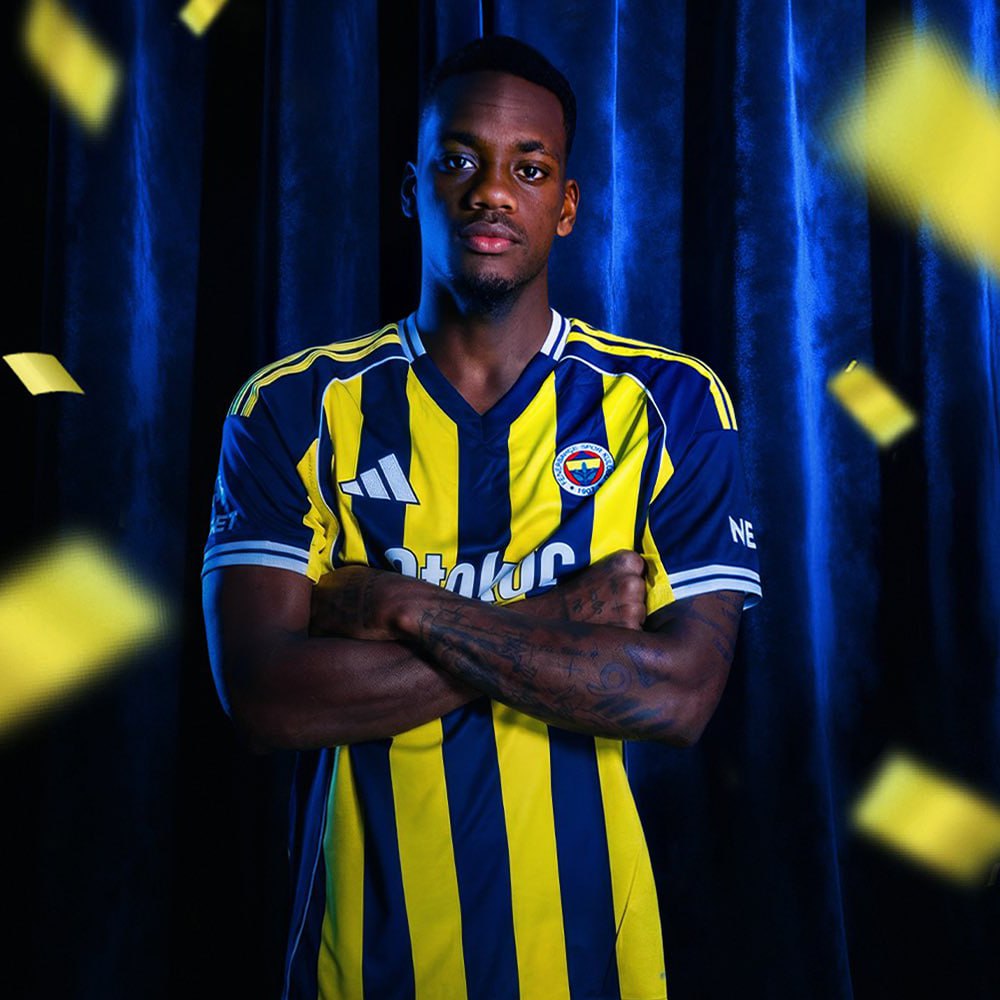 Нападающий Джон Дуран может перейти в Зенит Колумбиец сейчас выступает в аренде за Фенербахче а права на него принадлежат Аль Насру Ранее основным вариантом назывался переход 22 летнего Дурана в Лилль но французы отказались от покупки сообщает L Equipe Зенит остается одним из наиболее вероятных вариантов для футболиста Подписывайтесь на РИА Новости Спорт в MAX