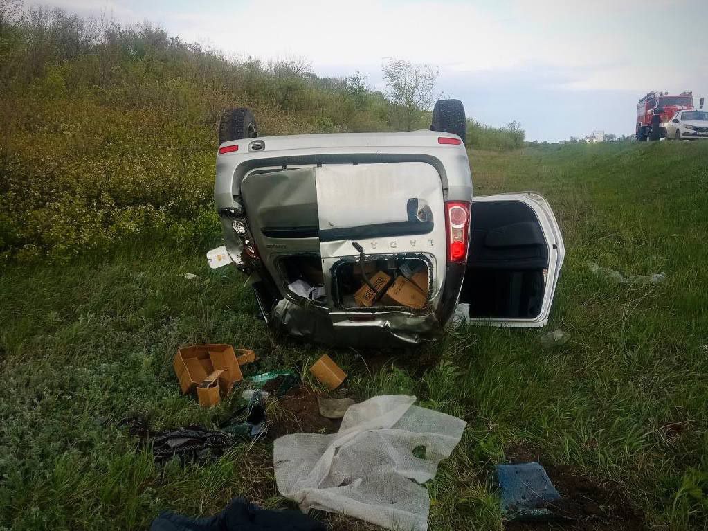 В Самарской области перевернулась Lada Largus 4 мая 4 мая около 16:43 на 3 километре автодороги Переволоки — Красносёлки в Безенчукском районе произошло серьёзное ДТП. Автомобиль Lada Largus съехал в кювет и перевернулся. В результате аварии пострадал водитель, мужчина 1985 года рождения. На место происшествия оперативно прибыли сотрудники Госавтоинспекции, медицинские работники и пожарные-спасатели ПСО 44. Спасатели отключили аккумулятор во избежание возгорания и стабилизировали поврежденное транспортное средство. Пострадавший водитель был госпитализирован в Чапаевскую городскую больницу для оказания медицинской помощи. Причины ДТП устанавливаются. : ГКУ СО ЦЕНТР ПО ДЕЛАМ ГО,ПБ и ЧС.