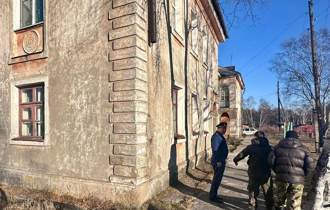 В Советско-Гаванском районе прокуратура проводит проверку соблюдения жилищных прав граждан  Советско-Гаванская городская прокуратура проводит проверку на основании размещенной в сети Интернет информации об отсутствии холодной воды в доме № 5 по ул. Камчатской в  пос. Майский.    На место выехал Советско-Гаванский городской прокурор Андрей Лариошин совместно с руководителем ресурсоснабжающей организации.   Предварительно установлено, что в результате аварии на коммунальных сетях прекращена подача холодного водоснабжения жильцам многоквартирного дома.   В настоящее время организовано проведение ремонтных работ, ход которых контролирует городская прокуратура.    Надзорное ведомство даст оценку деятельности должностных лиц ресурсоснабжающей организации, в том числе по надлежащему содержанию сетей водоснабжения.   При наличии оснований будут приняты меры прокурорского реагирования.