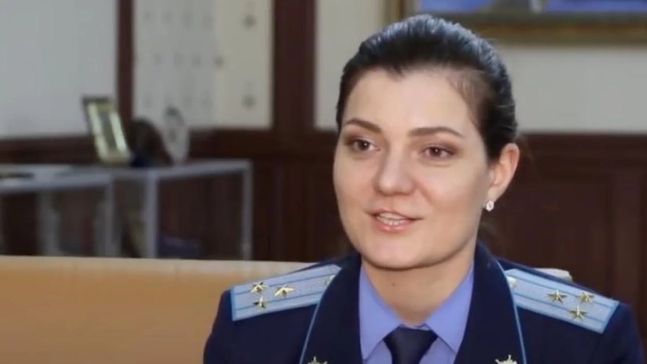 Против Олеси Кексель возбудили уголовное дело — её статус подозреваемой подтвердили в ГП Напомним, ещё в первых числах июля появилась информация, что в орбите следствия вместе с Талгатом Татубаевым оказалась и Олеся Кексель. Так говорили наши источники. Это подтвердилось. Статус Кексель в деле о пытках в отношении бывших сотрудников «БТА Банка» подтвердили нашей журналистке представители Генеральной прокуратуры — фигурантка действительно проходит подозреваемой, возбудили уголовное дело. Олеся Кексель, экс-глава службы спецпрокуроров, входила в команду бывших руководителей антикоррупционного ведомства Талгата Татубаева и Кайрата Кожамжарова, она курировала громкие дела. Но что с самим Кожамжаровым? Рекомендуем почитать материал, где «Орда» разбиралась, что хотят силовики, преследующие окружение бывшего главы финполиции и Генеральной прокуратуры. Эту тему затрагивала и главред нашего издания Гульнара Бажкенова в очередном обзоре событий недели. В частности, речь шла о многочасовых допросах сутки и более , которые применяли люди из команды Талгата Татубаева к задержанным. Это тоже пытки. Посмотреть выпуск можно на нашем ютуб-канале. P. S. Недавно появилась информация, что Талгата Татубаева арестовали на два месяца. Официального ответа редакция «Орды» пока не получила. • Скриншот: видео Informburo.