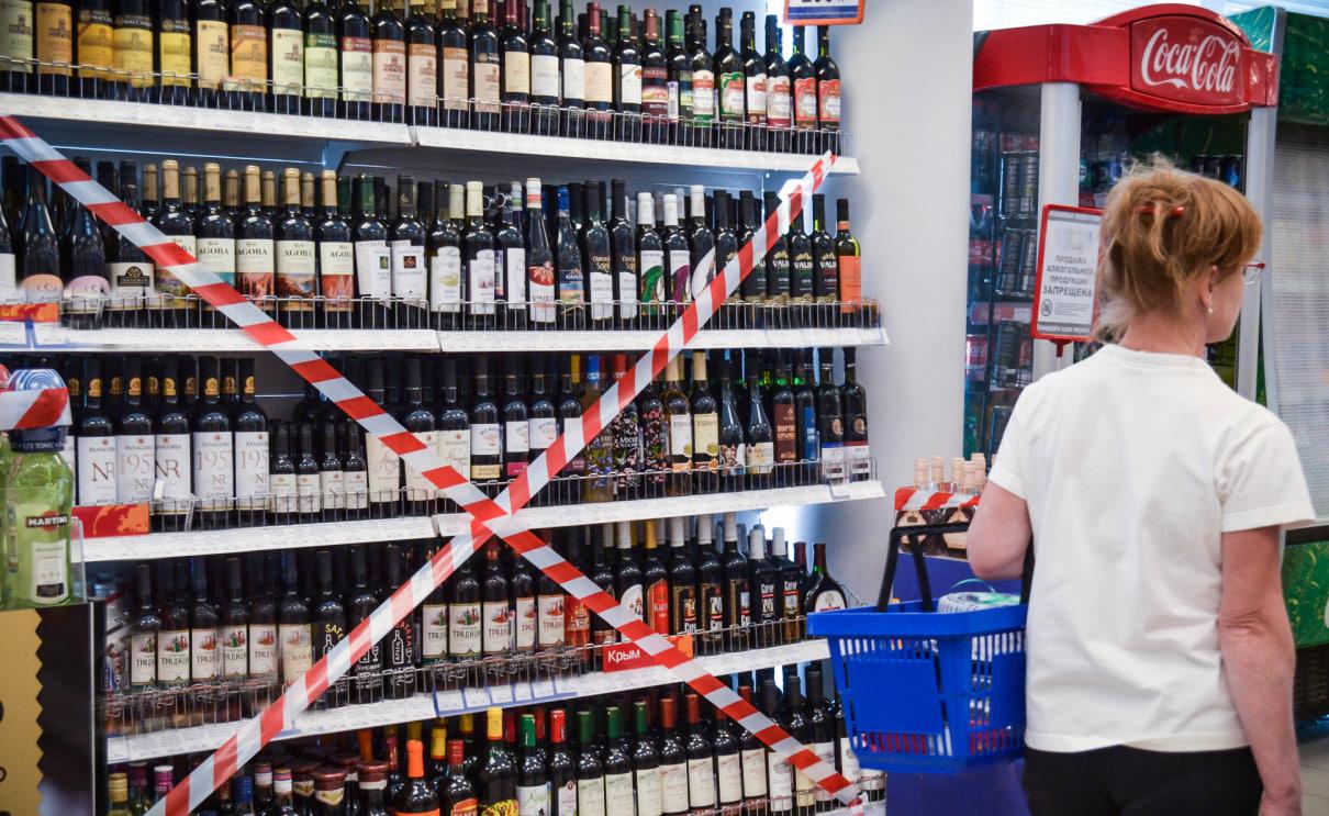 ‼ Полный запрет на розничную продажу алкогольной продукции 28 мая 2025 года в Запорожской области Министерство экономического развития Запорожской области сообщает, что в соответствии с Законом Запорожской области от 29.07.2024 № 39 «О государственном регулировании в области розничной продажи алкогольной продукции и спиртосодержащей продукции и об установлении ограничений их реализации на территории Запорожской области» с 28 мая 2025 года вводится полный запрет на розничную продажу алкогольной продукции. Запрет действует в день проведения торжественных линеек, посвящённых окончанию учебного года - праздника «Последний звонок», который проводится в общеобразовательных учреждениях. Ограничения касаются реализации: крепкого алкоголя пива и пивных напитков сидра пуаре медовухи Исключение составляют предприятия общественного питания, осуществляющие продажу алкогольной продукции при оказании услуг. За нарушение данного запрета предусмотрена административная ответственность в виде штрафа.