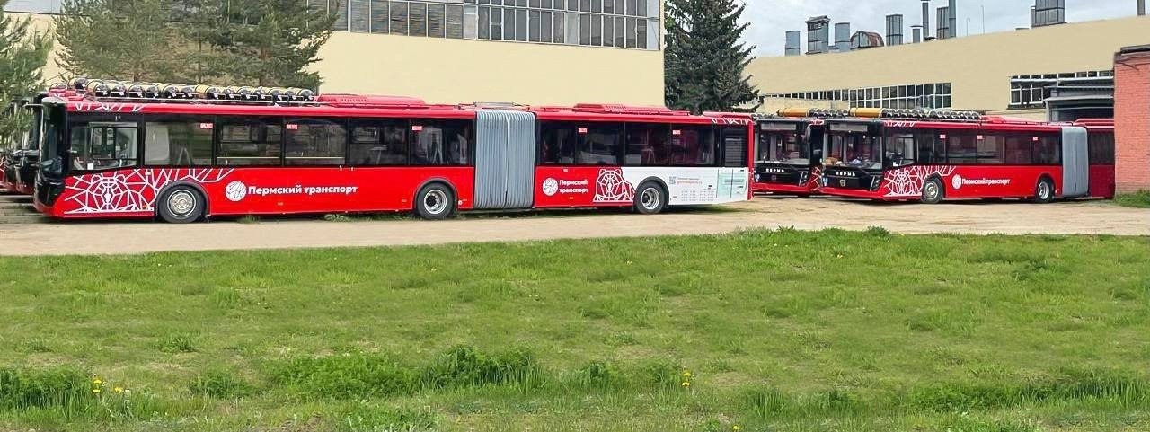 Дептранс продлил работу некоторых автобусов. В День города изменено движение общественного транспорта, сообщает мэрия Перми. До 23:00 автобусы пустили в объезд перекрытого участка улицы Ленина между Крисанова и Попова. Маршруты 2, 6, 10, 14, 15, 20, 42 в вечернее время , 49, 50, 53, 67, 81, 72 следуют по улицам Екатерининской и Луначарского. А 35 и 46 — по Монастырской и Окулова без заезда на Ленина.Трамваи ходят без ограничений. Кроме того, власти города продлили работу автобусов номер 1, 2, 3, 6, 10, 14, 15, 20, 32, 36, 50, 51, 53, 60, 67, 72, 74, 77, 81, а также 4, 5 и 7 трамваев. В 23:50 от Перми II и в 23:57 от Перми I отправится кольцевая электричка. На ней можно будет доехать в Мотовилиху, Орджоникидзевский район и на комплекс ППИ.