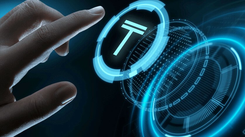 Казахстан переведет бюджетные расходы на цифровой тенге с апреля Нацбанк Казахстана объявил о расширении применения цифрового тенге в госбюджетных процессах с апреля 2026 года передает ArbatMedia Председатель Национального банка Тимур Сулейменов на расширенном заседании правительства сообщил о запуске комплексного плана по внедрению цифровой валюты в различные отрасли экономики Переход на цифровой тенге затронет дорожное строительство жилищно коммунальное хозяйство кредитование аграрного сектора программы поддержки малого и среднего бизнеса а также социальную сферу и здравоохранение Глава Нацбанка отметил важность противодействия мошенническим схемам По его словам Национальный Антифрод центр уже предотвратил противоправные действия на 2 8 миллиарда тенге Считаем что его дальнейшее развитие требует полноценного вовлечения операторов сотовой связи и внедрение Телеком Антифрода сказал Тимур Сулейменов Прислать новость