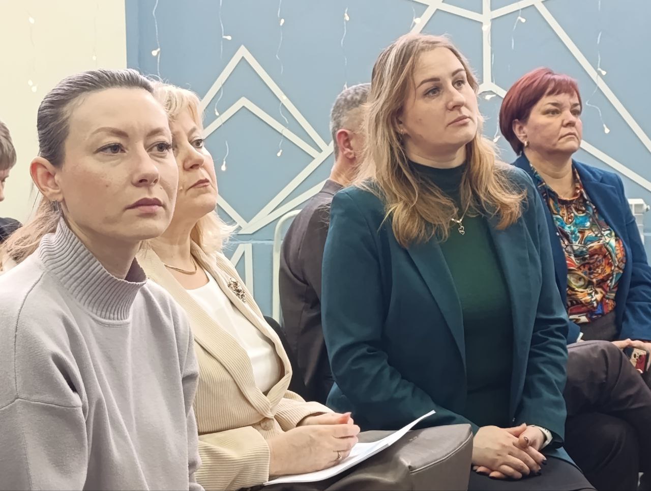 В Новоспасской школе 1 им А С Макаренко состоялась итоговая коллегия Министерства просвещения и воспитания Подвели итоги 2025 года и обозначили задачи на будущее Что сделано в 2025 году Продолжено развитие эффективной сети образовательных организаций Активное участие в мероприятиях нацпроекта Молодежь и дети и трёх важных федеральных проектах Все лучшее детям Педагоги и наставники Профессионалитет Современное оснащение 229 школ региона получили новое оборудование для предметов ОБЗР и труд Гордимся качеством образования 41 выпускник сдал ЕГЭ на 100 баллов Смотрим в 2026 год Продолжаем ремонты запланированы работы в 41 школе 6 детских садах и 7 объектах СПО В 2026 года в Ульяновской области вступит закон о бесплатном профобучении выпускников 9 ых классов не сдавших ГИА Это лишь некоторые итоги и планы По окончании расширенного заседания коллегии прошло награждение лучших педагогов региона федеральными и областными наградами