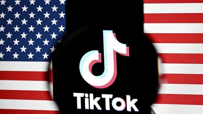 Трамп подписал указ об отсрочке на запрет работы TikTok в США  В первый день своего нахождения в должности 47-го президента США Дональд Трамп подписал указ, который вводит отсрочку на запрет работы платформы TikTok в стране на 75 дней.  Выступая на церемонии в Овальном кабинете, Трамп подписал множество президентских указов, одним из которых был указ об отстрочке на запрет соцсети.  В документе говорится, что отстрочка предотвратит внезапное закрытие платформы, которой пользуются миллионы американцев, и предоставит правительству возможность составить план, который обеспечит защиту национальной безопасности.  По словам президента, TikTok стоит не более 1 трлн. долларов и компания должна дать право США преобрести половину акций соцсети.    24/7 в сутки с Агентством «Анадолу»