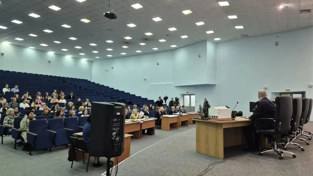 В Красноярском краевом суде рассматривается иск зоозащитников требующих отменить региональный закон допускающий эвтаназию безнадзорных собак Против отмены выступают краевые власти Елена Кривошеина мать мальчика погибшего в результате нападения собак а также член правления СНТ Теремок Ксения Буласова Закон вступил в силу 1 марта текущего года Согласно его положениям если агрессивность животного подтверждена собаку помещают в приют на 30 дней В течение этого срока ей ищут новых владельцев Если за 30 дней собаку никто не забирает закон предписывает усыпление Оставить обращение   Telegram замедляют подписывайтесь на нас в Макс