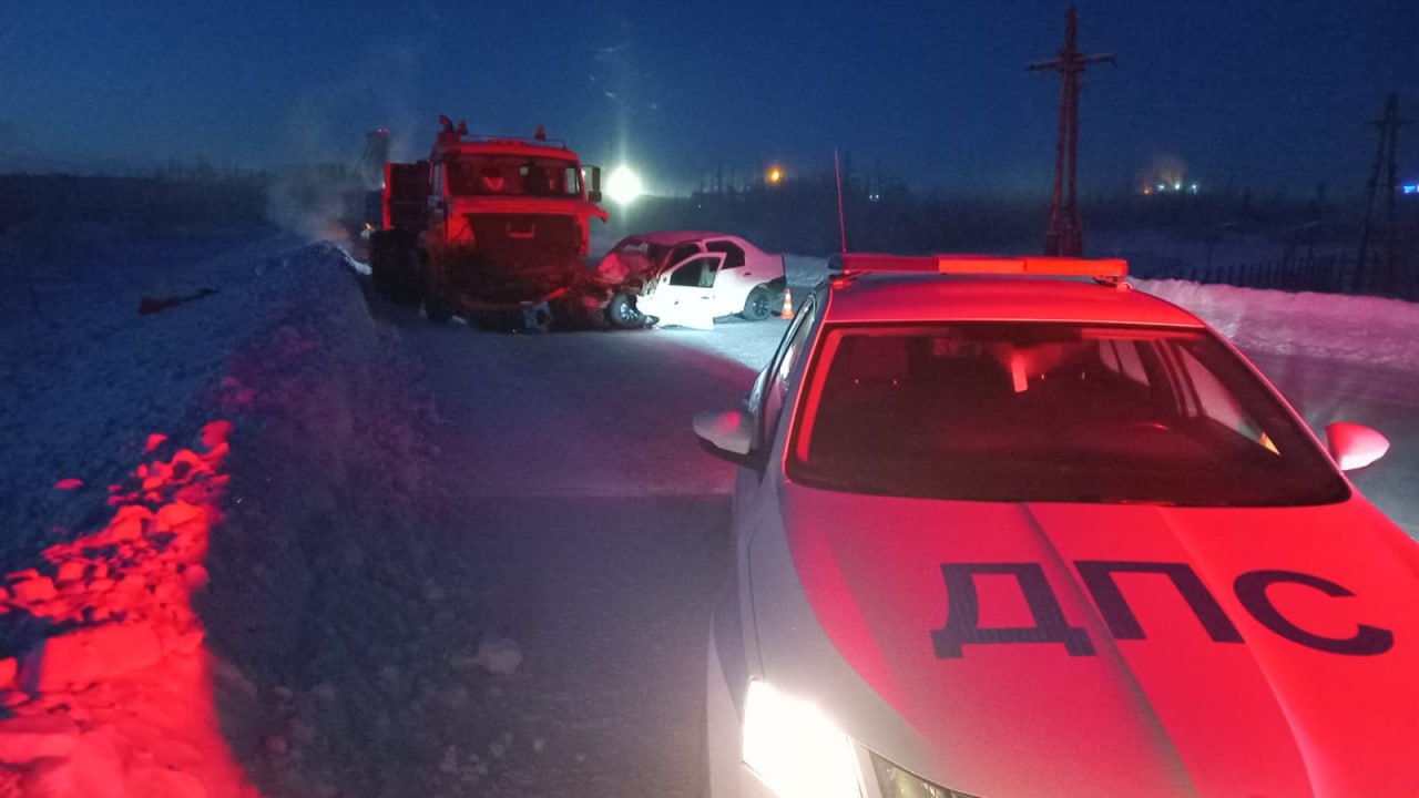 Вчера на объездной автодороге района Талнах произошло ДТП: автомобиль «Рено Логан» выехал на полосу встречного движения, где столкнулся с КамАЗом.  18-летний водитель легкового автомобиля от полученных травм скончался в больнице. Полицейские устанавливают все обстоятельства ДТП.  Подробнее читайте по ссылке.