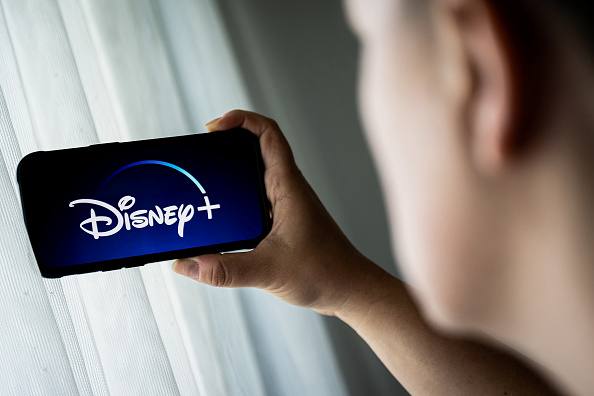 Кинокомпании Walt Disney Universal и Warner Bros Discovery подали иск против китайской ИИ компании MiniMaх из за того что ее нейросеть Hailuo разрешает пользователям создавать изображения с персонажами из их фильмов передает Reuters Создание подобных изображений нарушает авторские права отмечает издание Walt Disney Universal и Warner Bros Discovery требуют от MiniMaх компенсации ущерба В иске утверждается что с помощью простого текстового запроса от подписчика нейросеть может генерировать загружаемые изображения и видеоролики с такими персонажами как Дарт Вейдер из Звездных войн миньоны из Гадкого я с брендингом MiniMax Hailuo Фото Mateusz Slodkowski SOPA Images LightRocket via Getty Images Читать РБК в Telegram