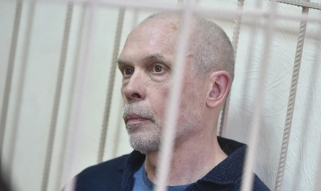 Суд освободил из СИЗО под домашний арест олимпийского чемпиона Андрея Перлова Он находился под стражей с марта 2024 года В апреле этог года в Новосибирске начался судебный процесс над Андреем Перловым По версии следствия в 2020 2022 годах на махинациях с арендой футбольных полей для тренировок он якобы похитил свыше 21 3 млн руб В первый день слушаний бывший спортсмен заявил что считает выдвинутые против него обвинения незаконными и надуманными Влад Некрасов Коммерсантъ Подписывайтесь на Ъ Сибирь