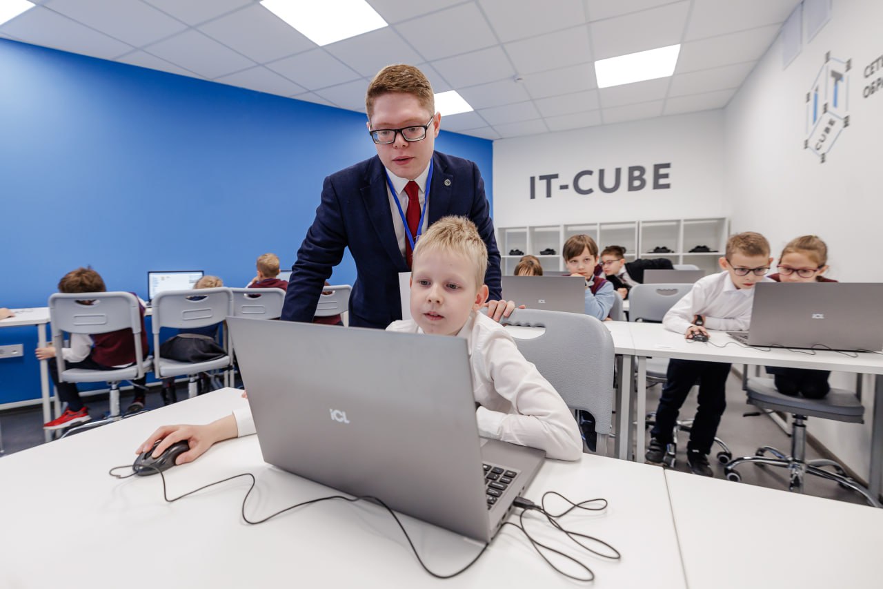 В Якутии 27 специалистов отправят в районы по программе Земский работник В Якутии продолжается реализация программы Земский работник культуры которая была запущена Министерством культуры России в 2025 году В 2026 году 27 специалистов направят в районы республики для поддержки местных культурных инициатив Об этом сообщил министр культуры и духовного развития Якутии Афанасий Ноев в эфире программы Актуальное интервью Специалисты будут работать в учреждениях культуры занимаясь организацией мероприятий сохранением традиций и развитием творческих проектов в отдаленных поселках Глава Якутии Айсен Николаев в своём ежегодном Послании Государственному Собранию Ил Тумэн объявил 2026 год в республике Годом культуры Он подчеркнул что программа Земский работник культуры помогает укреплять культурное присутствие государства в малых населенных пунктах и поддерживать доступ к искусству для жителей районов Программа была запущена с 1 января 2025 года по поручению Президента России Владимира Путина и продолжает развиваться направляя квалифицированных специалистов в районы для реализации образовательных и творческих проектов