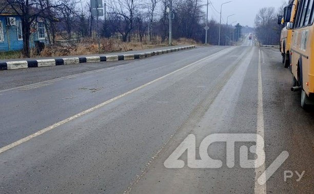 Гололёд сковал дороги в центре Сахалина  Автомобилисты сообщают о гололёде на дорогах в центральной части острова. По словам очевидцев, наиболее сложная обстановка наблюдается на трассе в Смирныховском и Тымовском районах.  Местные жители отметили, что в ночь на 31 октября и утром в этих округах наблюдали смешанные осадки — мокрый снег и дождь.    Водителей просят проявлять бдительность.     Прислать новость   Подписывайся на «АСТВ.ру»