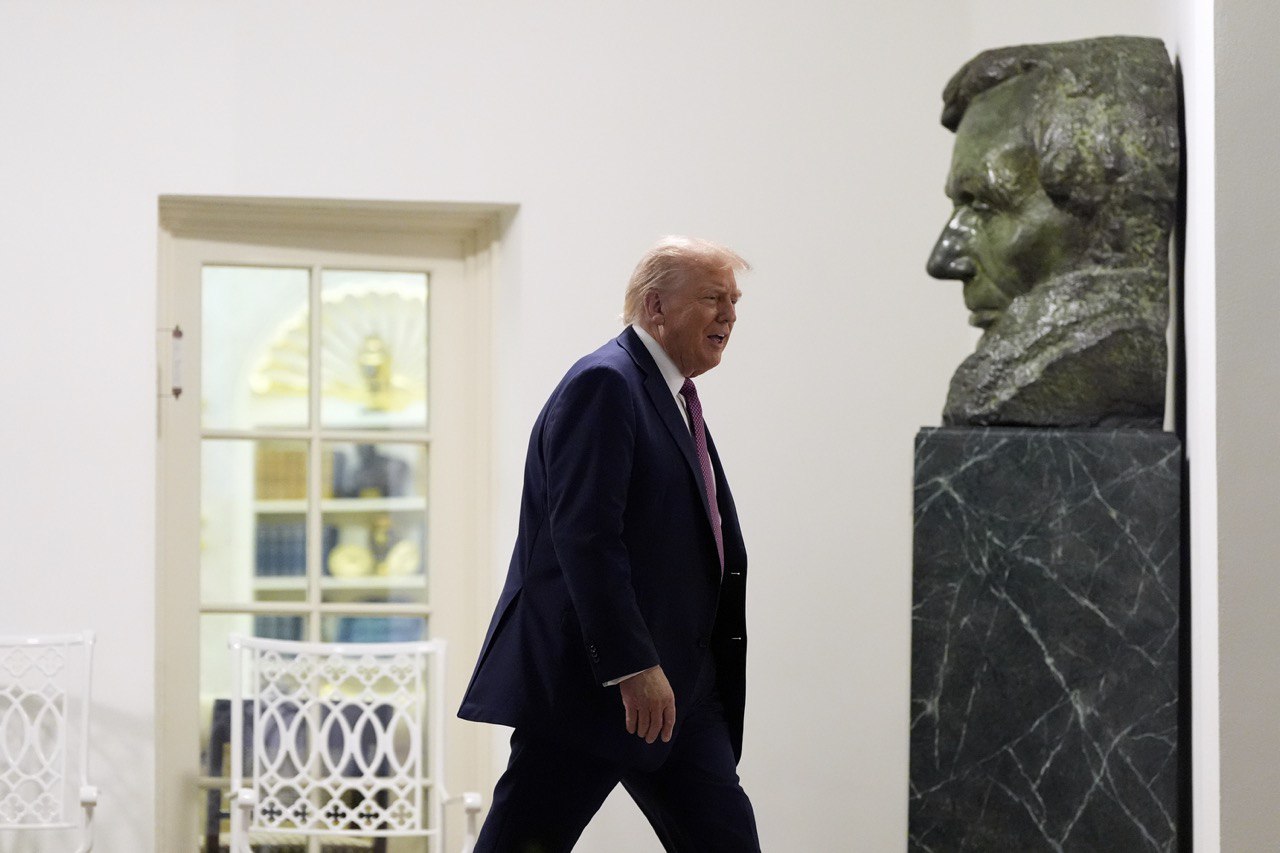 Экономика Трампа трещит по швам Замедление рынка труда США ставит под сомнение обещания президента Дональда Трампа обеспечить экономику процветания Об этом пишет Financial Times со ссылкой на экспертов и американских политиков По данным Федерального бюро статистики труда в августе число занятых в экономике без учета сельского хозяйства увеличилось на 22 тыс человек при прогнозе в 75 тыс Уровень безработицы вырос до 4 3 что стало самым высоким показателем с 2021 года Подробнее Аналитик Inflation Insights Омер Шариф отметил что ключевой фактор сокращения найма неопределенность в торговой политике и в политике в целом Неясно разрешится ли ситуация в ближайшее время сказал он После публикации статистики демократы усилили критику в адрес президента Сенатор от Нью Гэмпшира Мэгги Хассан заявила что расходы продолжают расти производство сокращается предприятия не знают инвестировать или нанимать новых сотрудников Она назвала происходящее прямым результатом безрассудных пошлин Трампа Сенатор от Орегона Рон Уайден потребовал отправить в отставку глав Минфина Скотта Бессента и Минторга Говарда Лютника прежде чем они втянут экономику в рецессию По его словам министры понятия не имеют что делают Месяц назад Трамп уволил руководителя Бюро трудовой статистики Эрику Макинтарфер обвинив ее во фальсификации данных после публикации слабых показателей рынка труда Бывшая глава бюро при Бараке Обаме Эрика Грошен назвала свежую статистику отрезвляющей Экономика США практически не создает рабочих мест По ее словам средний прирост занятости за последние три месяца составил 29 тыс что практически равно нулю для экономики такого размера Несмотря на критику Трамп продолжает утверждать что экономика находится в отличном состоянии 5 сентября в Белом доме он заявил что процентные ставки слишком высоки а в статистику по занятости часто вносятся корректировки Директор Национального экономического совета Кевин Хассетт признал что данные разочаровывают но допустил их пересмотр в сторону повышения По данным RealClearPolitics экономическую политику Трампа поддерживают 42 2 американцев 54 1 не одобряют Будьте в курсе последних новостей с TRT на русском