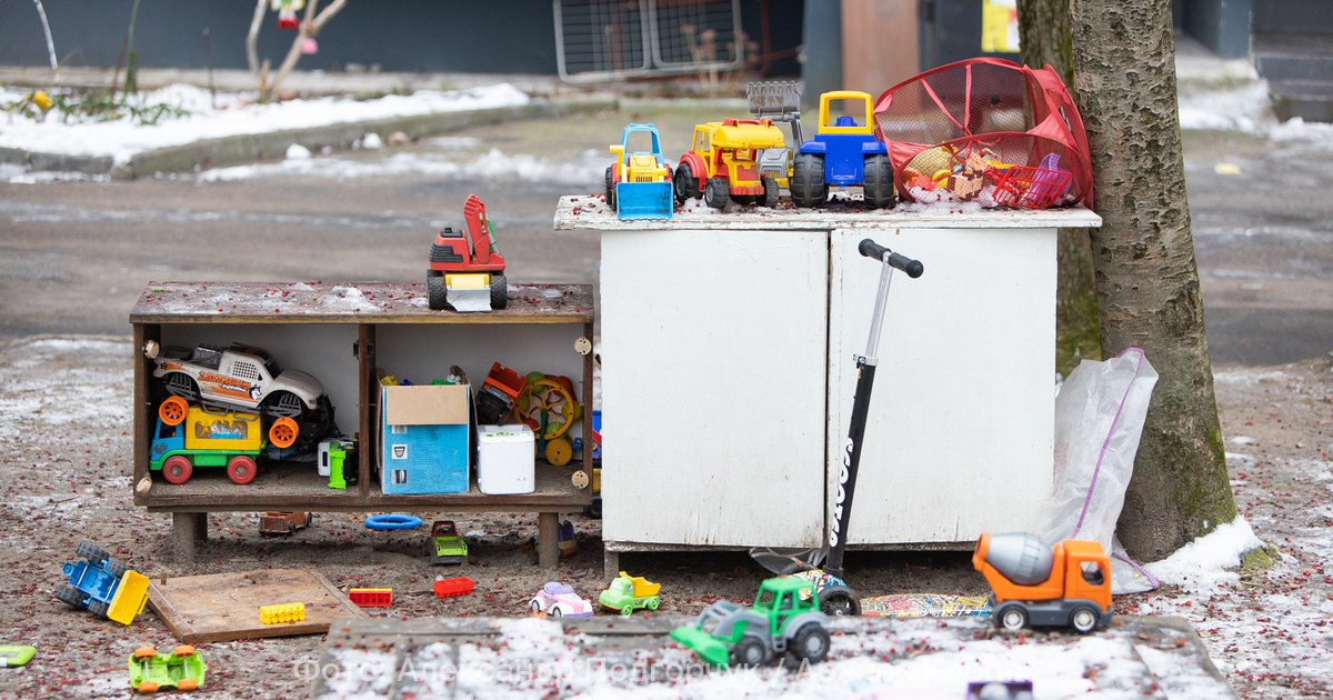 Не все игрушки одинаково полезны в детских садах останутся только те что соответствуют традиционным российским ценностям Минпросвещения России подготовит для детских садов список игр и игрушек которые не только будут способствовать развитию ребёнка но и смогут соответствовать традиционным российским ценностям Планируется сформировать системный подход к оснащению детских садов по всей стране Определить минимальный перечень средств обучения и воспитания а также игры и игрушки соответствующие традиционным ценностям российского народа и способствующие развитию ребёнка заявил глава ведомства Сергей Кравцов По мнению министра благодаря игрушкам дети должны узнавать об исторических деятелях России культурных традициях народных художественных промыслах и достижениях страны Поэтому инициатива направлена на повышение качества воспитания и развития дошкольников улучшение инфраструктуры детских садов и поддержку педагогов
