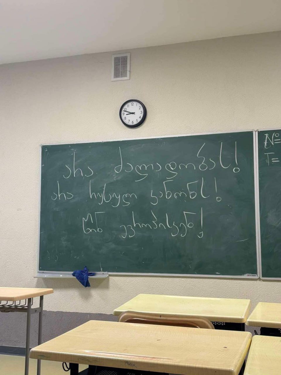 Школьники вышли протестовать в нескольких городах Грузии   В Тбилиси одна из самых масштабных акций проходит в школе № 52 в Сабуртало. Школьники стоят во дворе с плакатами, на которых написаны цитаты из произведений грузинских писателей. Вот перевод нескольких из них:    Из произведения «Письма странника» Илии Чавчавадзе: «Пусть слово революция не страшит тебя, читатель! Революция существует для того, чтобы нести мир», «Движение и только движение, мой Терек, дает силу и жизнь стране».    Из сатирического стихотворения Илии Чавчавадзе «Счастливая нация»: «Есть ли где-либо народ счастливый, как мы?»     Из стихотворения Николоза Бараташвили «Мерани»: «Ведь зря не пройдет этот порыв обреченной души».   Протестуют также учащиеся физико-математической школы-интерната № 199 имени Комарова, расположенной недалеко от метро «Делиси». Там школьники перекрыли дорогу возле образовательного учреждения.   Учебный процесс на паузе в школах Newton, Green School, Buckswood.   Регионы. В Зугдиди протестует школа № 4, в Батуми — Вторая общеобразовательная школа, в Ахалцихе — школа № 4, в Рустави — общеобразовательная школа № 15.   В Зугдиди одна из учительниц, обращаясь к протестующим школьникам сказала: «...Прошу всех учителей, директора школы выйти и встать с рядом с этими детьми! Я не спала четверо суток, и слезы не прекращали литься из моих глаз... Что творится, люди! Нельзя, чтобы вы остановились, дети. Это страна ваша! [аплодисменты] Не могу... Как можно сейчас молчать!».  На доске в батумской школе надпись: «Нет насилию! Нет российскому закону! Вперед к Европе!».  Контекст. МВД Грузии и народный защитник вечером 1 декабря выступили с заявлениями, призвав родителей не допускать на митинг несовершеннолетних из-за высокого риска ущерба их здоровью.  Фото и видео: Nini Barbakadze, Batumi / Facebook       инстаграм   фейсбук Paper Kartuli