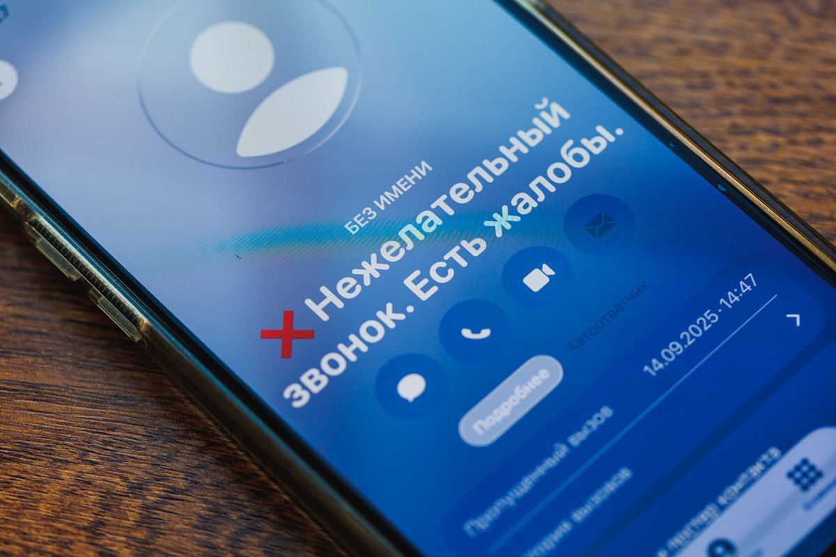 13 летняя школьница из Миасса по указке мошенников оформила кредиты на маму В полицию обратилась 40 летняя женщина где рассказала что её 13 летняя дочь стала жертвой мошенников Аферисты выдали себя за одноклассника девочки Они убедили её в том что необходимо помочь в восстановлении заблокированного аккаунта Под руководством мошенников школьница получила доступ к телефону матери передала коды из СМС после чего удалила полученные сообщения Затем школьница оформила в банковских приложениях несколько кредитов и перевела более 130 тысяч рублей на счета мошенников После чего сотрудники банка заблокировали попытку оформить ещё одну кредитку и перевод на 90 тысяч рублей По факту возбуждено уголовное дело