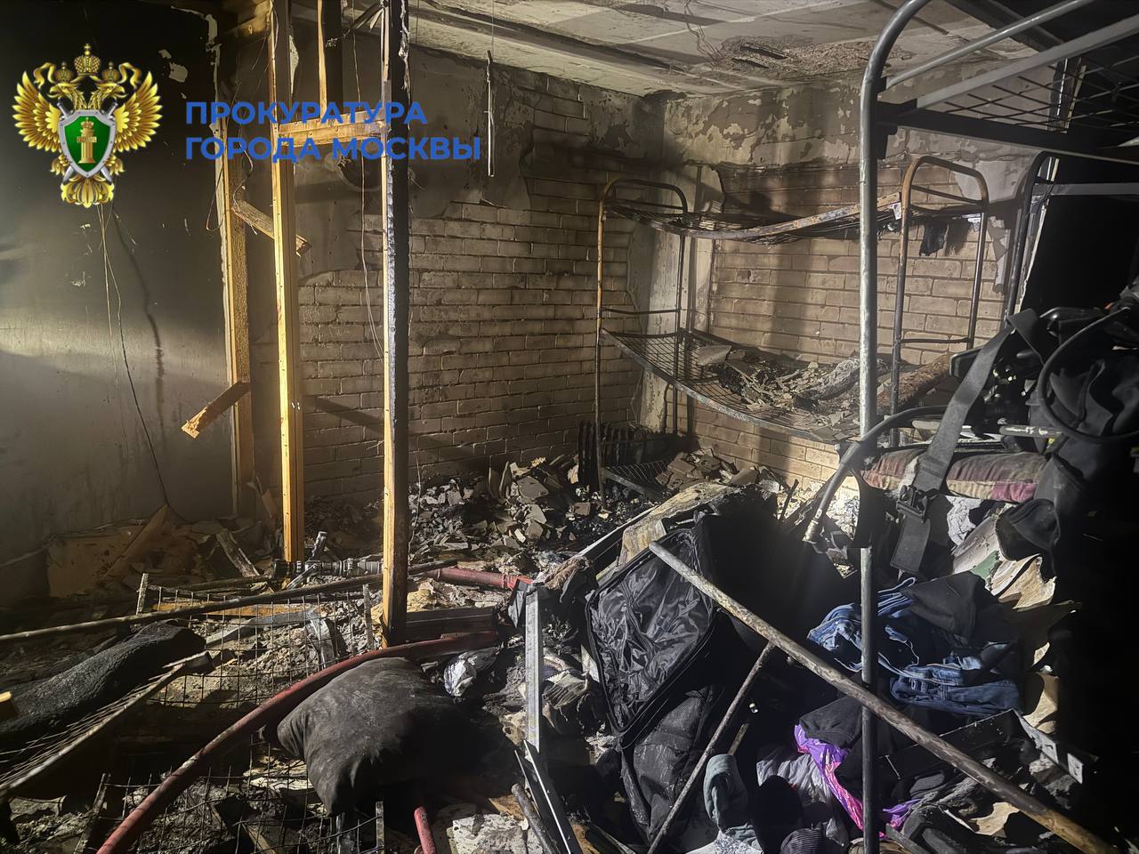 После пожара в хостеле на севере Москвы медики осмотрели 9 человек 8 из них впоследствии госпитализированы Люди были вынуждены прыгать из окон и спускаться по импровизированным канатам чтобы спастись от огня Столичная прокуратура взяла на контроль ход расследования дела по факту ЧП Ранее объект уже становился предметом судебного разбирательства В апреле 2025 года районный суд Москвы приостановил деятельность хостела на 30 суток Основанием стали выявленные нарушения санитарно эпидемиологических требований после случая заболевания туберкулезом у одного из проживающих В материалах суда сообщалось о нарушениях требований к эксплуатации жилых и общественных помещений При этом объект по указанному адресу в перечне классифицированных гостиниц и хостелов не значится Информация о присвоении категории средству размещения в открытой базе отсутствует Законодательство предусматривает обязательную классификацию для гостиниц хостелов и иных средств размещения оказывающих услуги по временному проживанию По данным открытых источников стоимость койки в хостеле составляла около 600 рублей Агентство Москва в Max