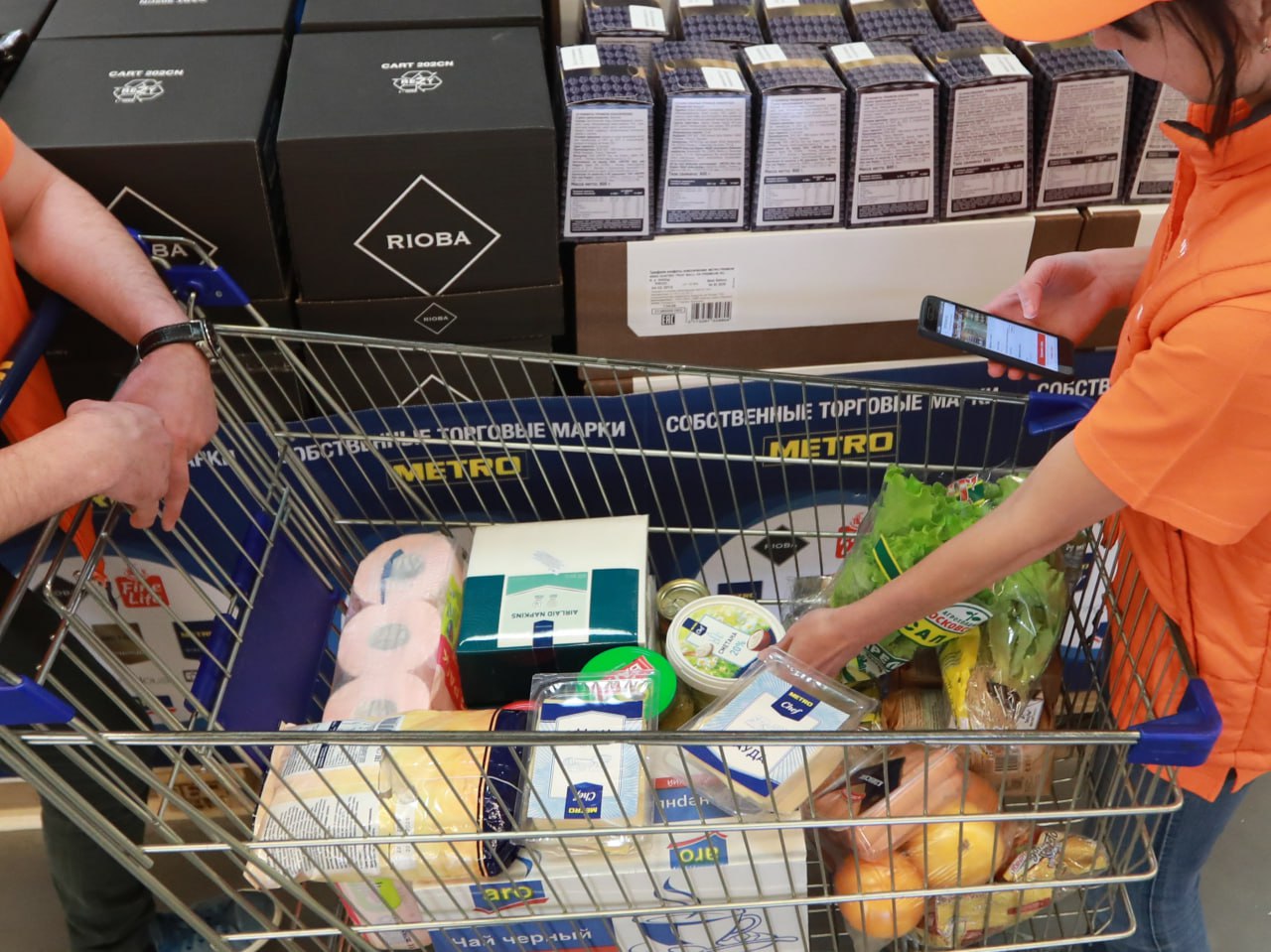 Производители продуктов потребовали ограничить долю СТМ в сетях Руспродсоюз настаивает на снижении доли собственных торговых марок до 25 ассортимента пишет Коммерсант Также в отраслевом союзе призвали сократить порог доминирования сетей с 25 до 15 товарооборота в муниципалитетах По словам исполнительного директора Руспродсоюза Дмитрия Вострикова развитие СТМ создает производителям барьеры для выхода на полки а региональное доминирование сетей позволяет им диктовать условия поставщикам В свою очередь председатель президиума АКОРТ Станислав Богданов обратил внимание что доля СТМ в российских сетях всё равно гораздо ниже чем в Европе 15 23 против 34 44 Он выступил против ограничений поскольку по его мнению это негативно повлияет на отечественное производство Сами ритейлеры при этом призвали наоборот ослабить регулирование в частности отменить лимиты на логистические услуги и развитие онлайн витрин