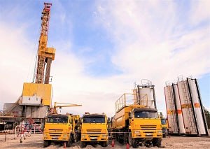 РН Юганскнефтегаз провёл рекордное количество операций гидроразрыва пласта за месяц   www rosneft ru press news item 223012 РН Юганскнефтегаз крупнейший нефтедобывающий актив НК Роснефть в течение месяца провёл 1 328 операций гидроразрыва пласта ГРП что на 32 выше среднегодового показателя предприятия Рекордное число ГРП достигнуто благодаря развитию корпоративного нефтесервиса увеличению количества флотов ГРП применению комплекса инновационных технологий и инженерных решений а также слаженной работе профильных служб и производственных подразделений Ряд внедренных технологий позволил значительно более чем в два раза увеличить запускной дебит нефти на новых горизонтальных скважинах