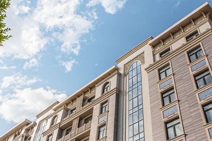 Комитет по развитию конкуренции предупредил компанию Golden House В договорах заключённых застройщиком Golden House с клиентами выявлены положения нарушающие права потребителей В частности в пунктах договора предусматривались штрафы в размере 10 от стоимости договора в случае если покупатель по собственной инициативе расторгнет соглашение или обратится в СМИ соответствующие органы и организации с жалобой на деятельность компании Это противоречит действующему законодательству   kun uz ru 61612832 Официальные страницы Kun uz Telegram Facebook Instagram Youtube