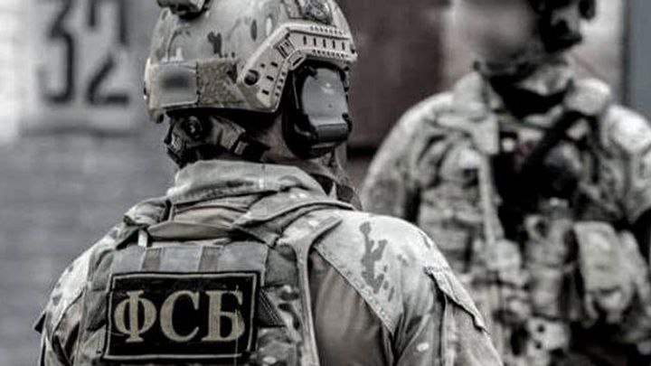В Хабаровске задержали двух иностранных граждан за финансирование международной группировки "Хайят Тахрир аш-Шам" запрещена в РФ, признана террористической . Как установлено, двое задержанных иностранцев, проживающие в Хабаровске, переводили деньги на финансирование группировки с целью подготовки и осуществления ее участниками террористической деятельности, запрещенной российским законодательством. В ходе следственных и оперативных мероприятий обнаружены и изъяты платежные инструменты и средства коммуникации, при помощи которых обвиняемые контактировали с представителями "Хайят Тахрир аш-Шам". Уголовное дело возбуждено по ч. 1.1 ст. 205.1 УК РФ содействие террористической деятельности .